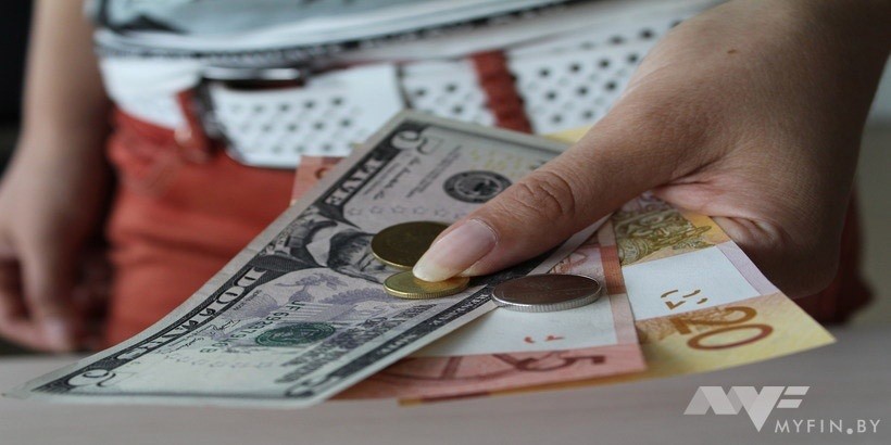 В банках наблюдается переток валюты со срочных вкладов на текущие счета